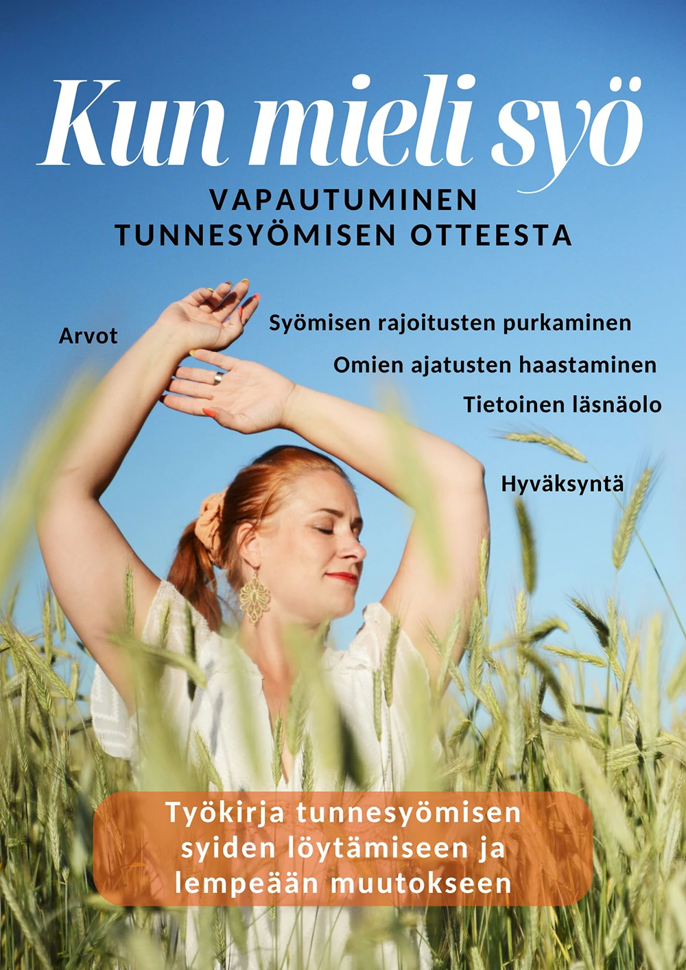 Kun mieli syö -työkirjan kansikuva, jossa Saara poseeraa heinikossa.