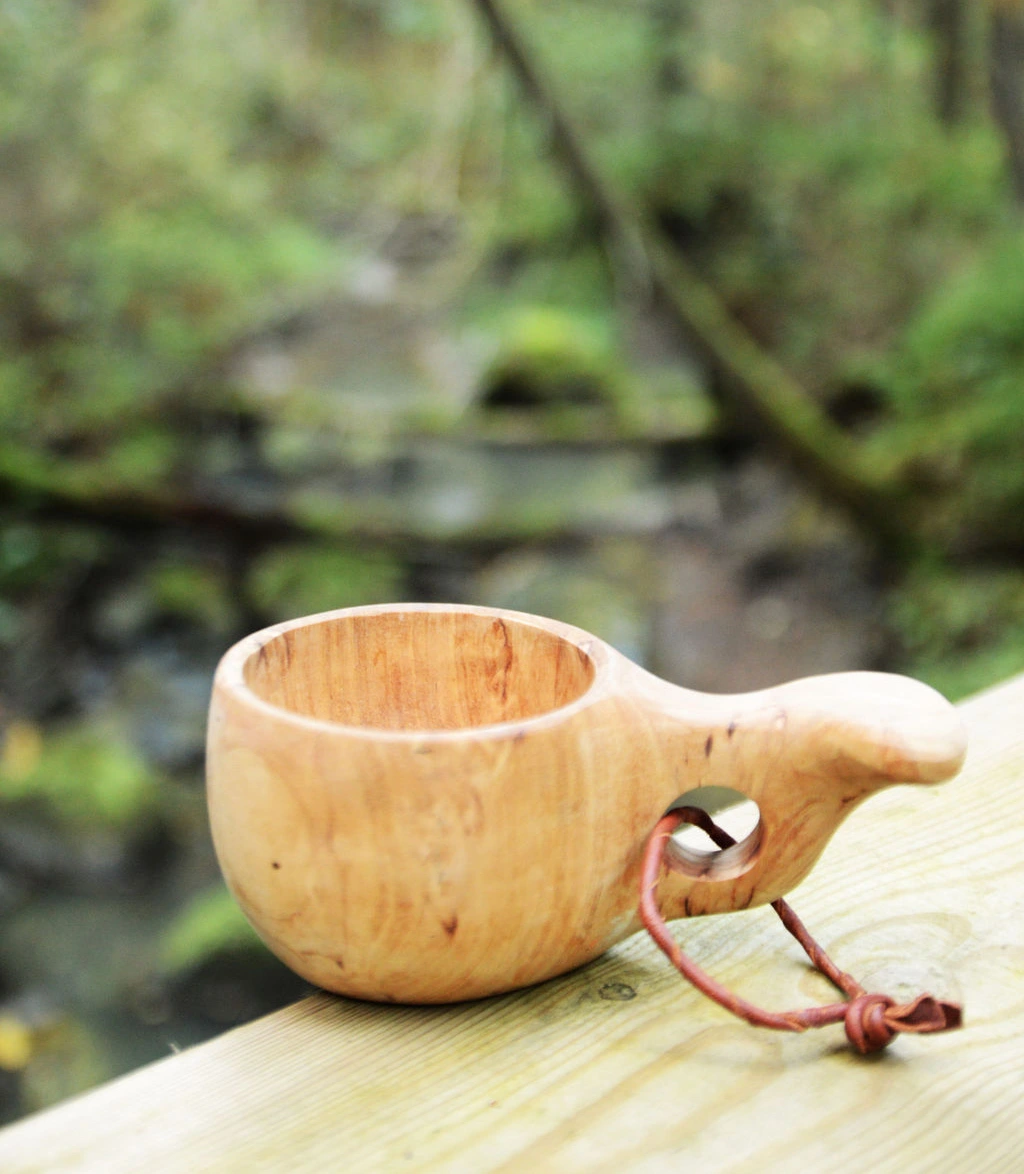 Käsintehty puinen kuksa luonnossa